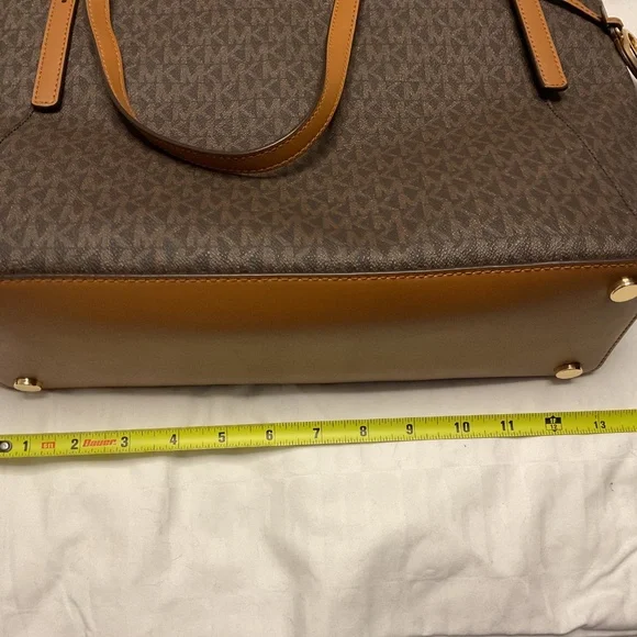 NEW Michael Kors Voyager Tote In Brown & Acorn - Picture 4 of 10